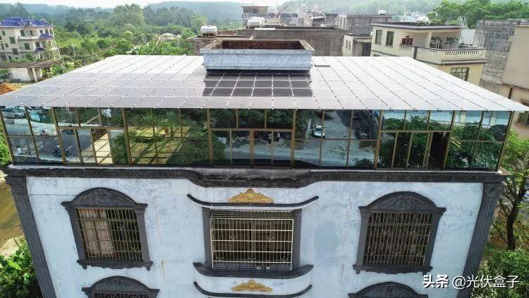 別墅光伏板陽光房屋頂照片
